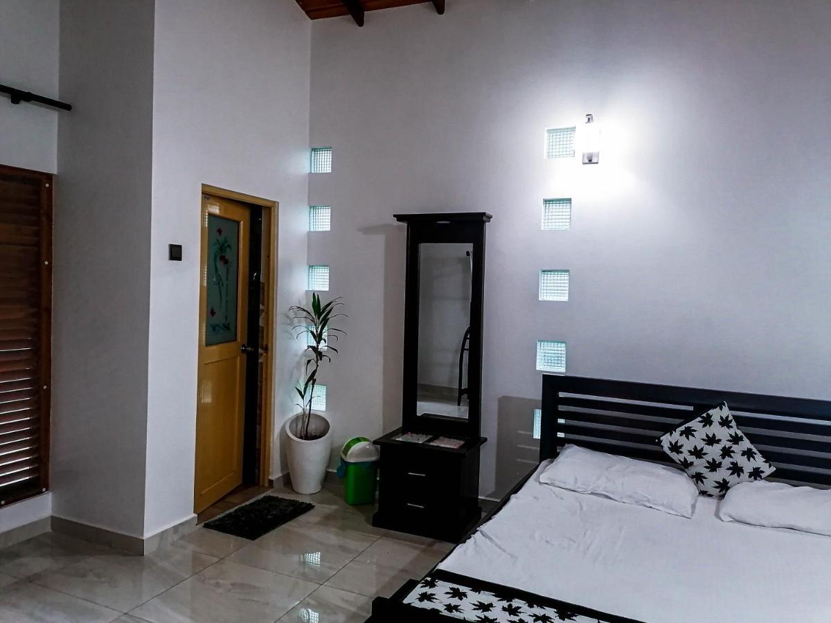 New White House Ratnapura Hotel Buitenkant foto